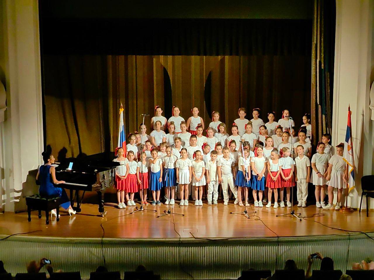 В Русском Доме в Белграде второй год подряд организован концерт детского хора школы художественного образования «Артон Центр».