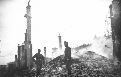 German_soldiers_in_destroyed_Belgrade_1941